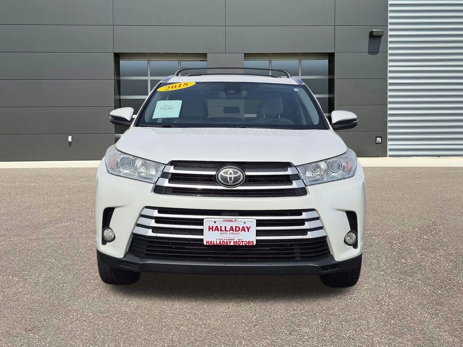 Used 2018 Blizzard Pearl Toyota XLE image 2