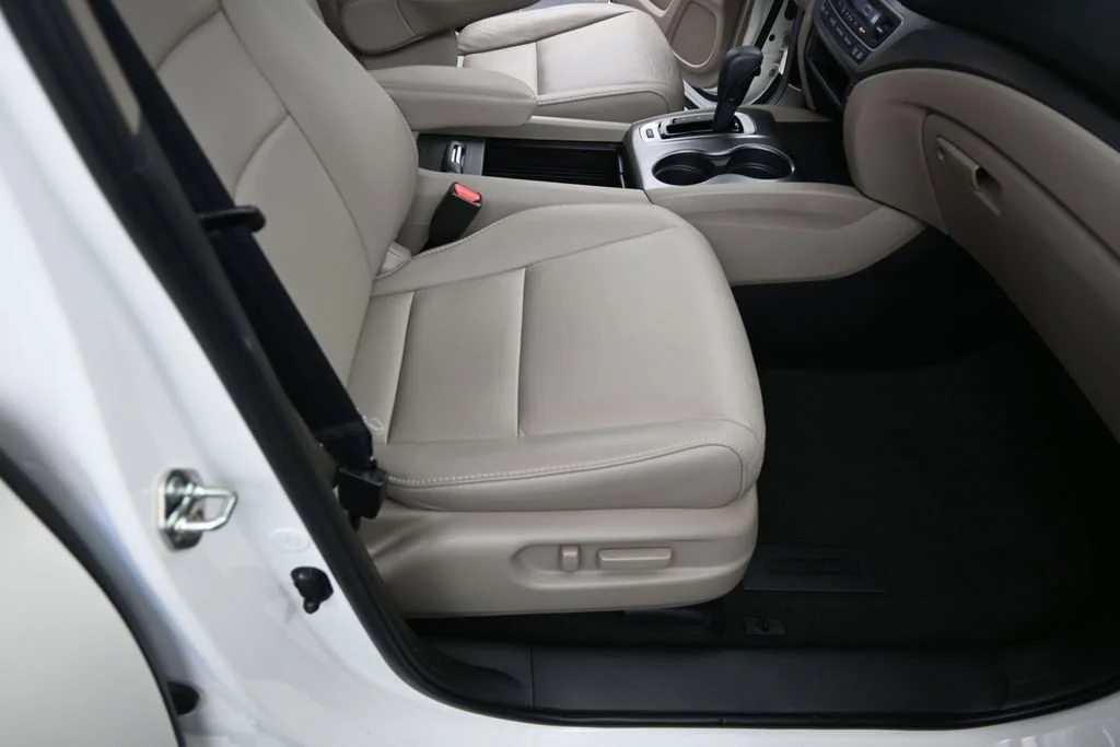 Used 2019 White Diamond Pearl Honda EX-L image 11
