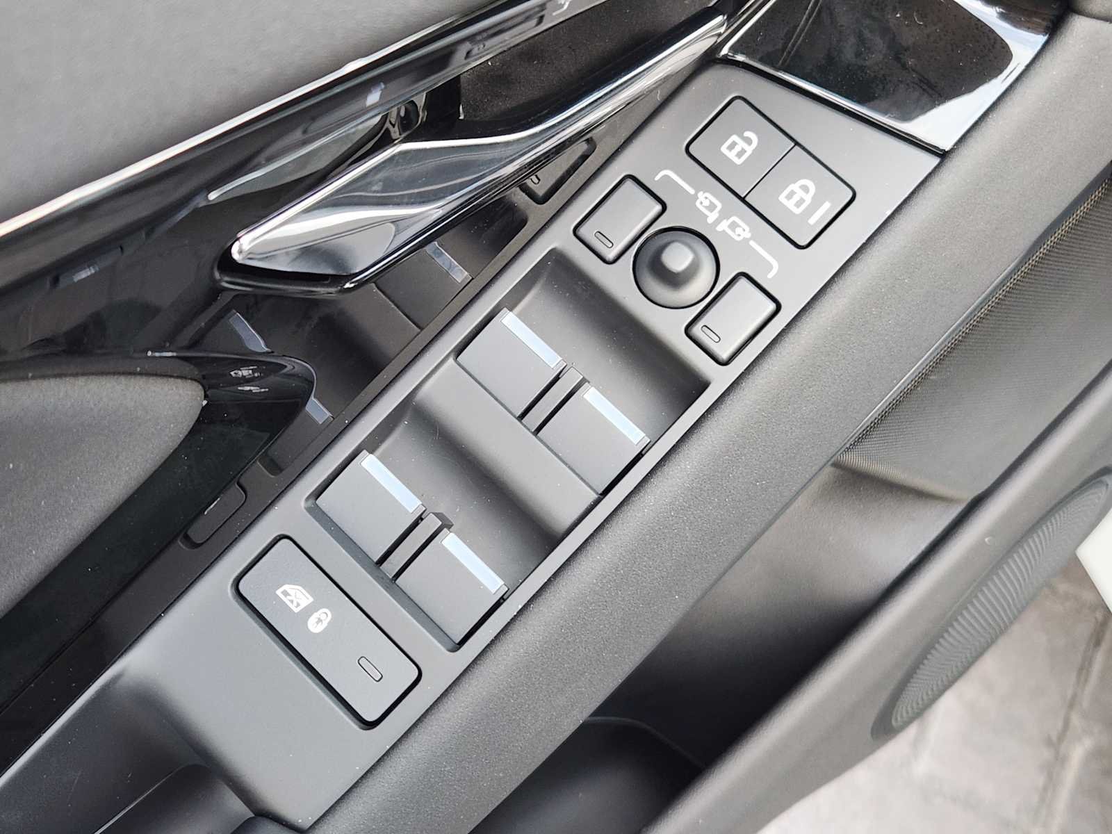 New 2026 Fuji White Land Rover Hoxton Edition image 23