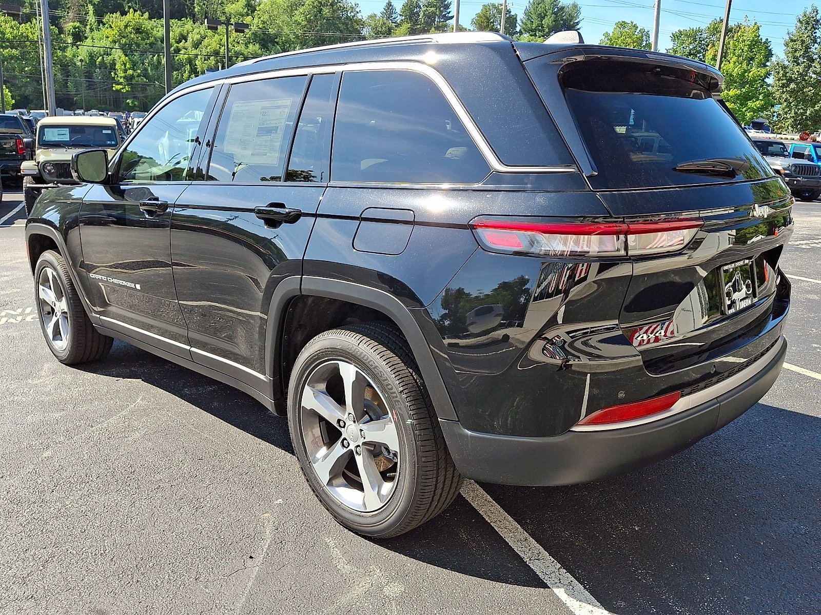 New 2026 Diamond Black Crystal Pearl-Coat Exterior Paint Jeep Limited image 4