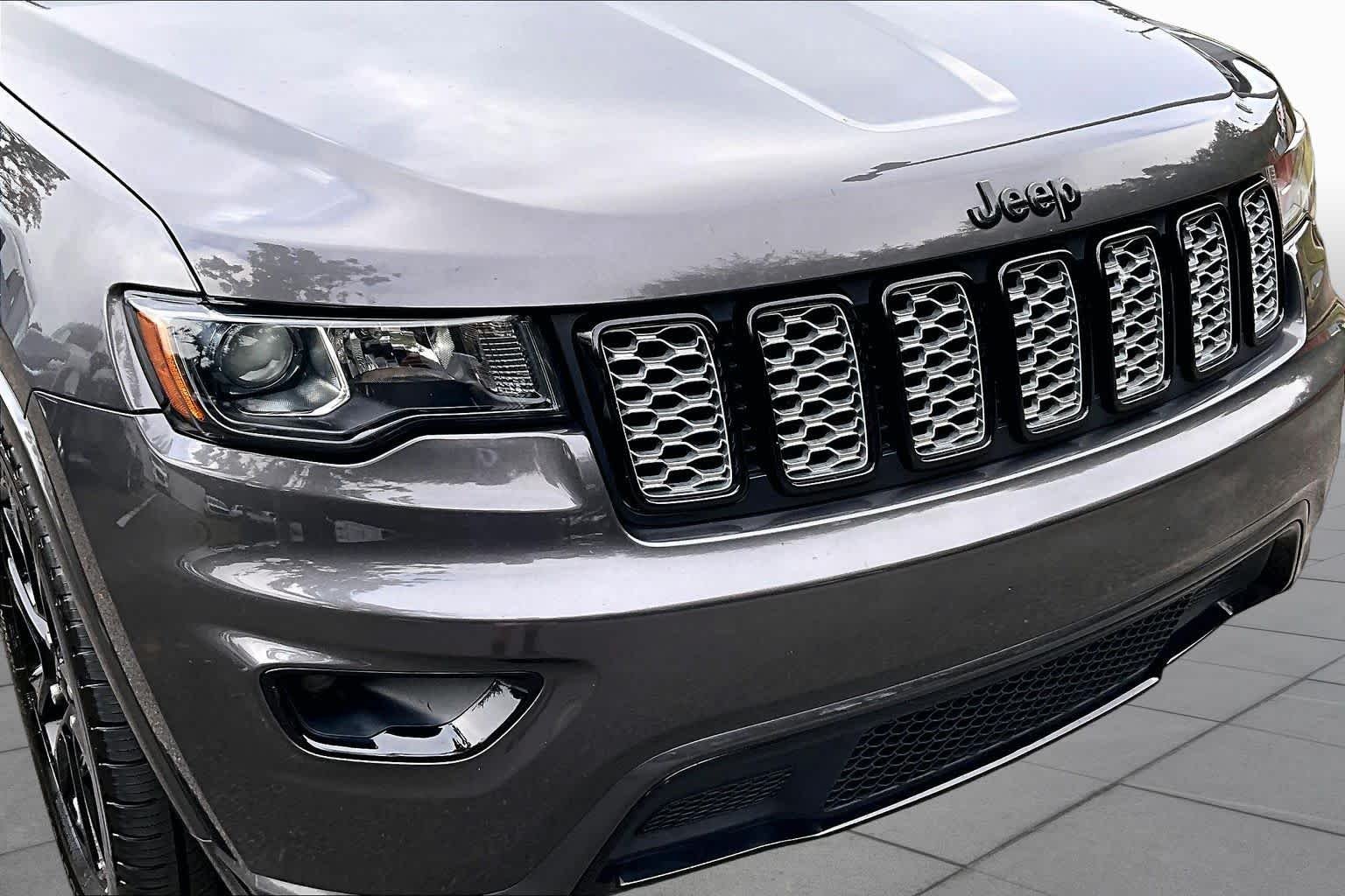 Used 2020 Granite Crystal Metallic Clearcoat Jeep Altitude image 29