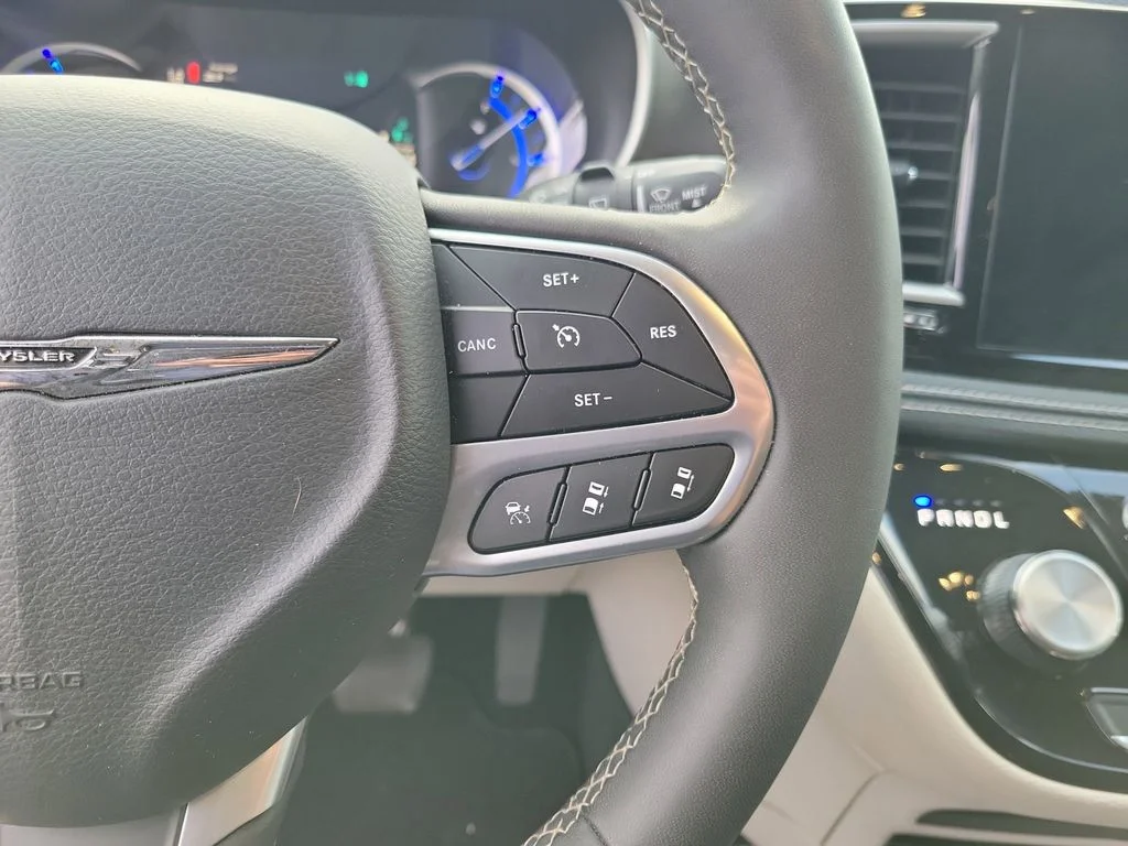 Used 2024 Black Chrysler Select image 19