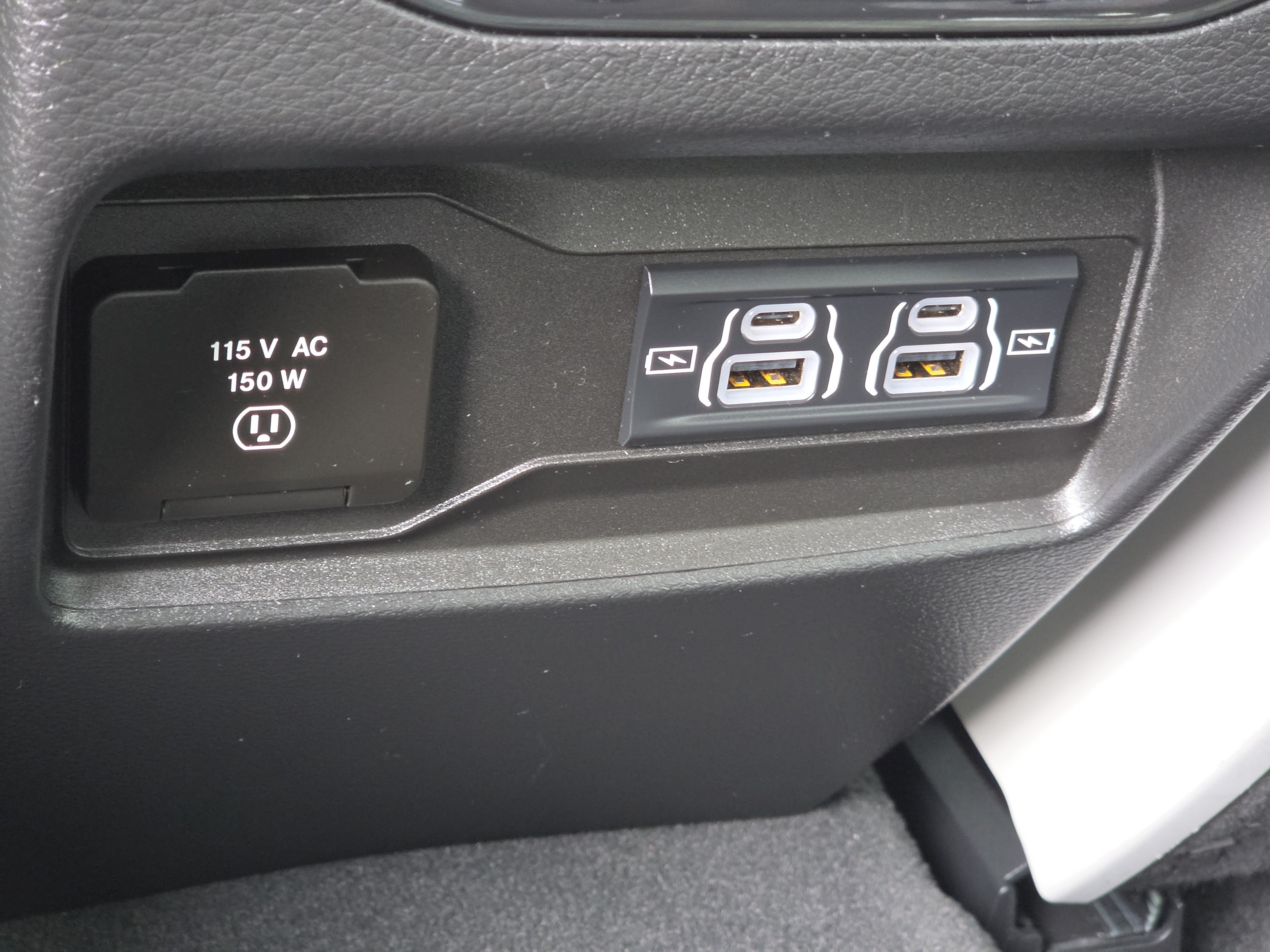 Used 2022 Diamond Black Crystal Pearlcoat Jeep Overland image 15