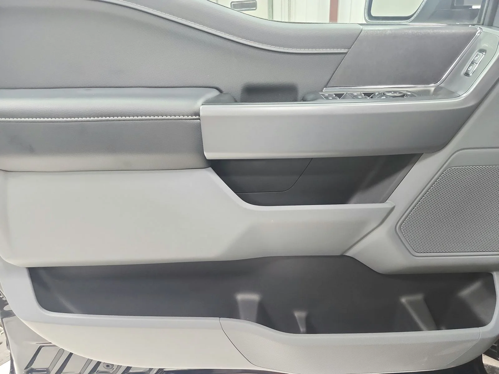 New 2026 Agate Black Metallic Ford XLT image 33