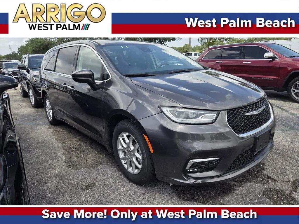 2023 Chrysler Pacifica Touring L's photo