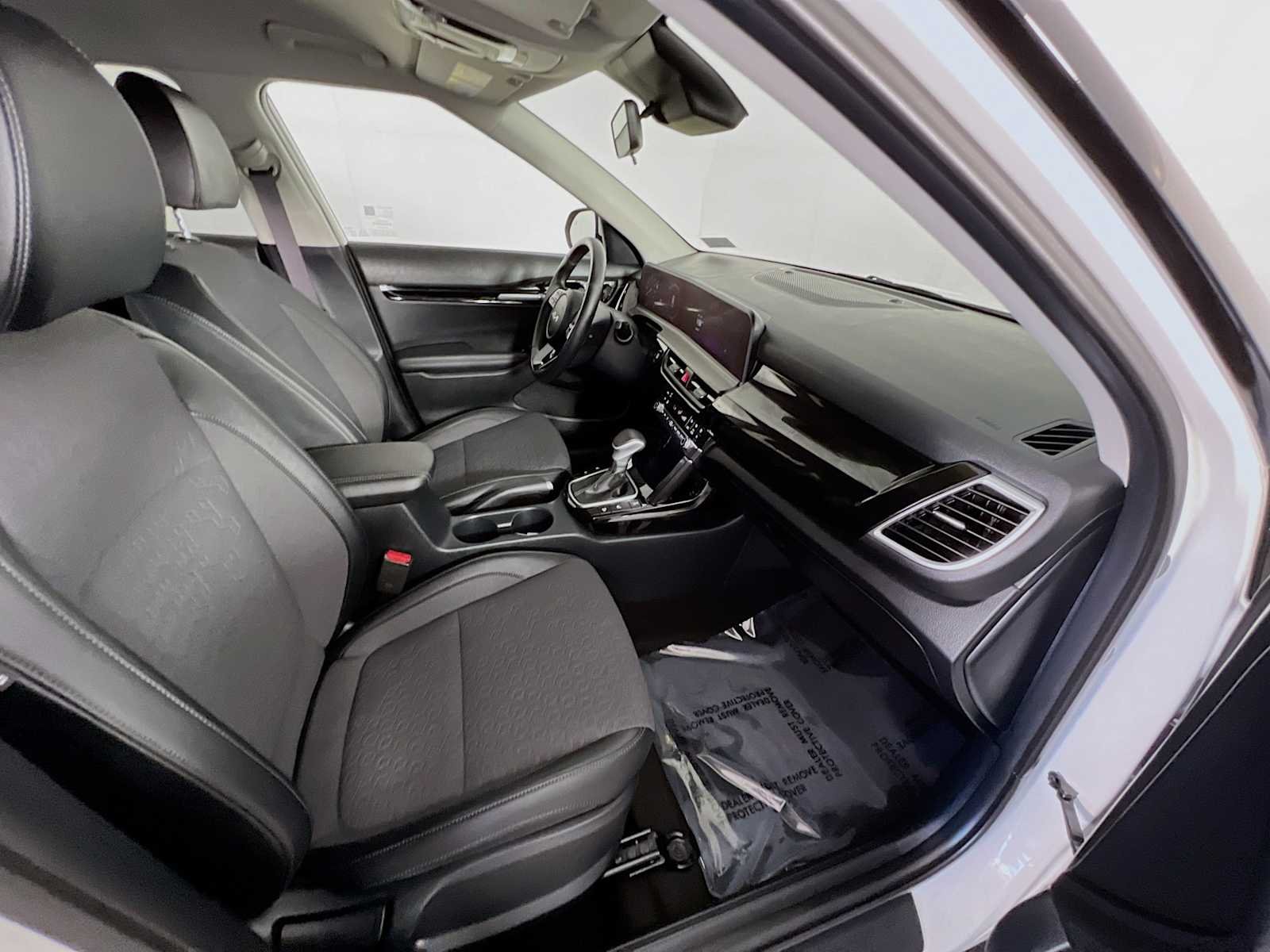 Used 2024 Snow White Pearl Kia S image 28