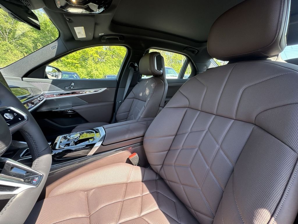 New 2026 Black Sapphire Metallic BMW 760i xDrive image 13