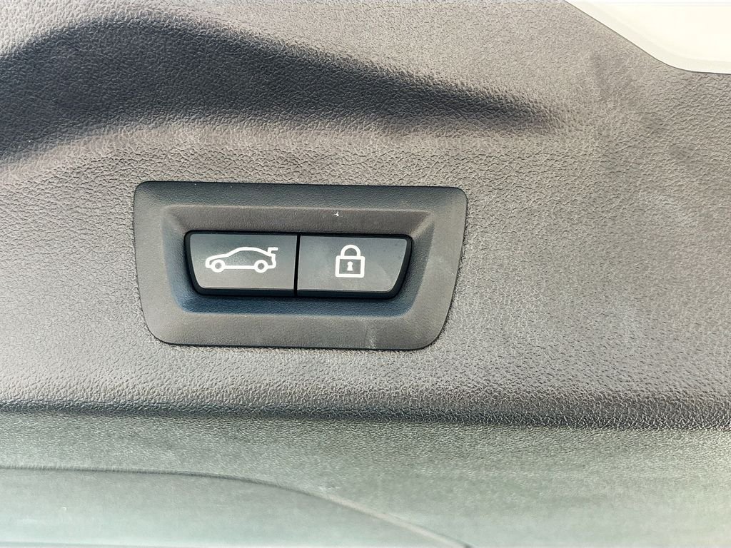 Used 2023 White BMW xDrive40i image 17
