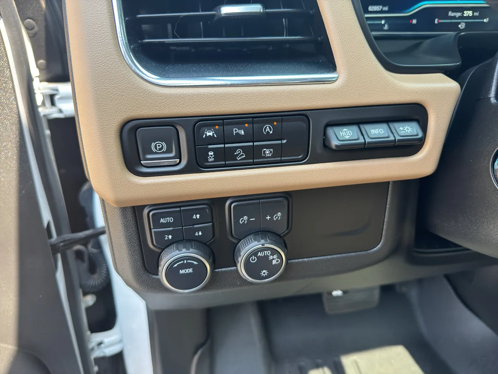 Used 2023 Iridescent Pearl Tricoat Chevrolet Premier image 27