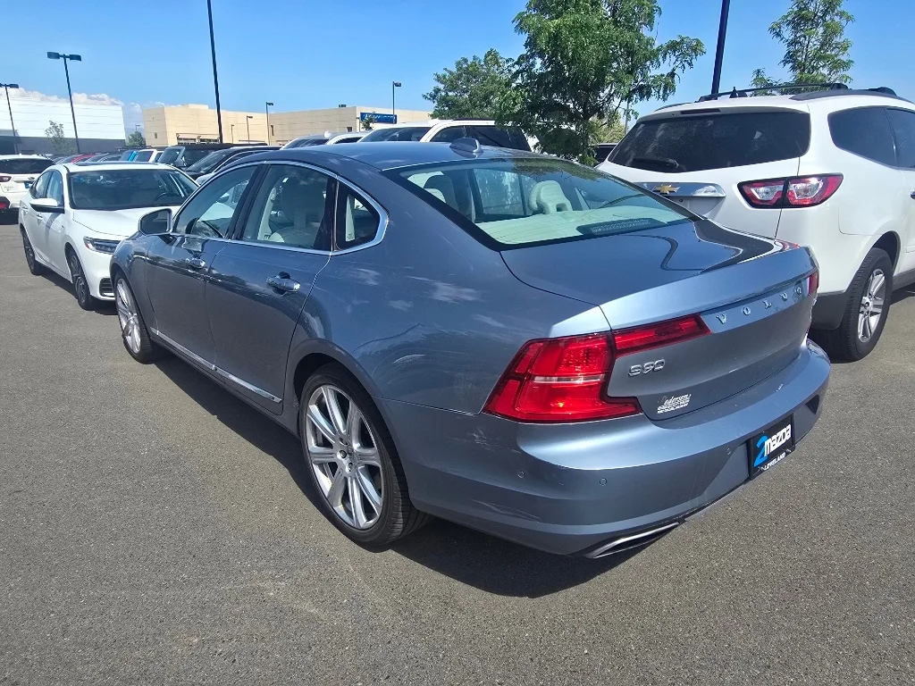 Used 2017 Mussel Blue Metallic Volvo Inscription image 3