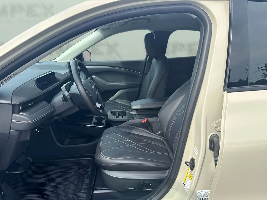 Used 2025 Beige Ford Select image 5