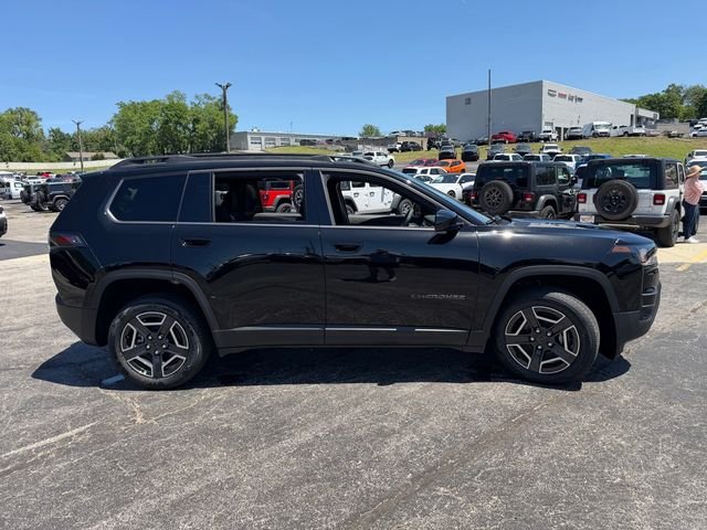 New 2026 Diamond Black Crystal Pearl-Coat Exterior Paint Jeep Laredo image 5