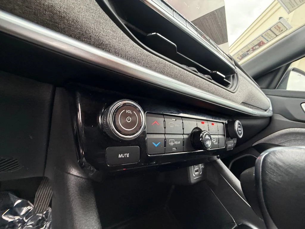 Used 2024 Black Jeep Latitude image 22