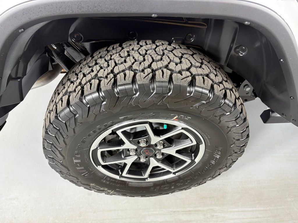 New 2026 Bright White Clear-Coat Exterior Paint Jeep Rubicon image 10