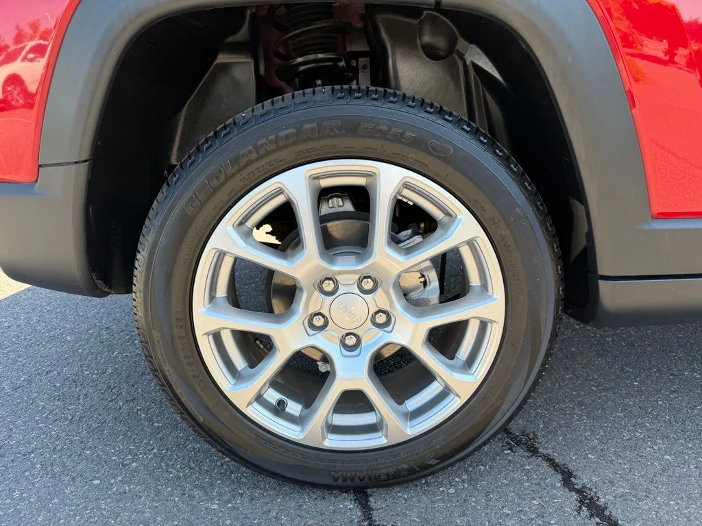 Used 2023 Redline Pearlcoat Jeep Latitude Lux image 9