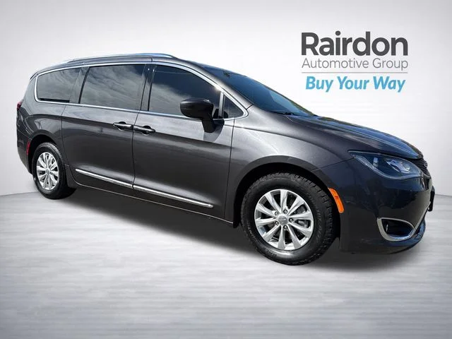 2019 Chrysler Pacifica Touring L's photo