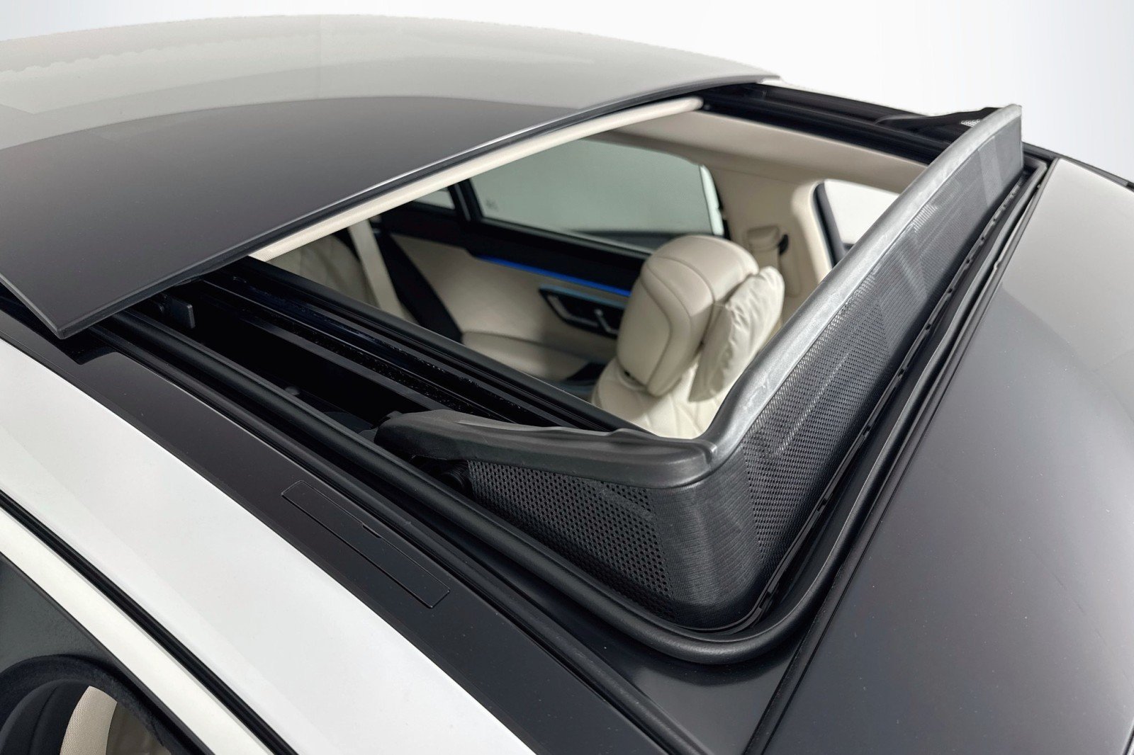 New 2026 MANUFAKTUR Moonlight White Metal Mercedes-Benz S 580e 4MATIC® Sedan image 22