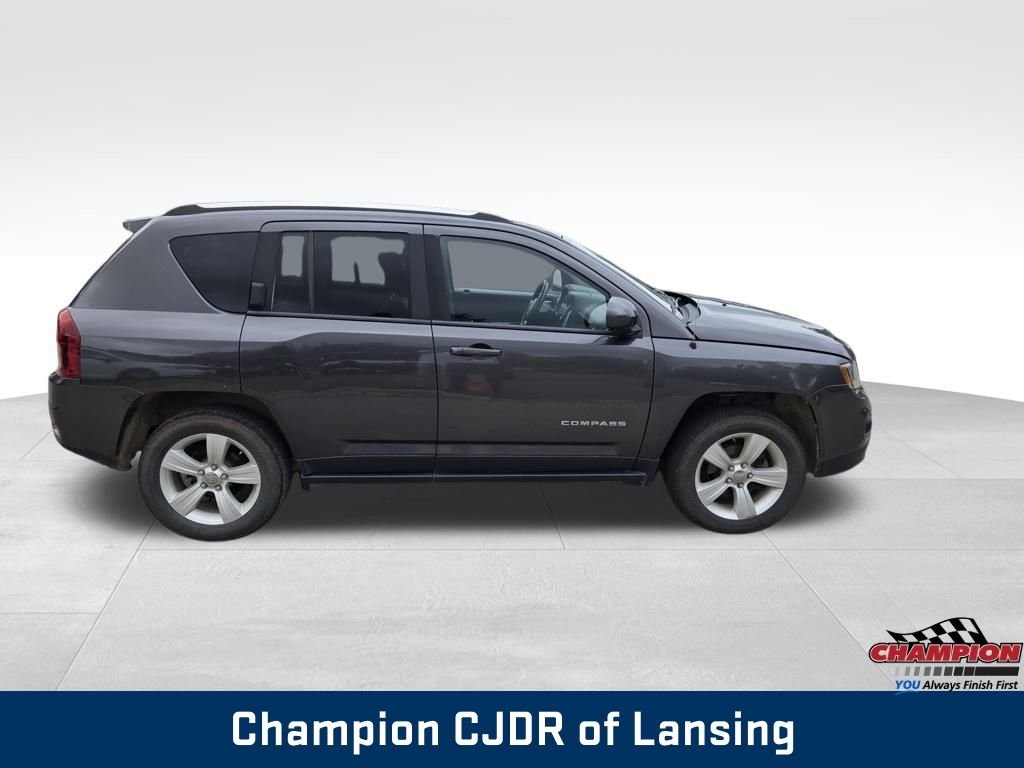 Used 2014 Granite Crystal Metallic Clearcoat Jeep Latitude image 8