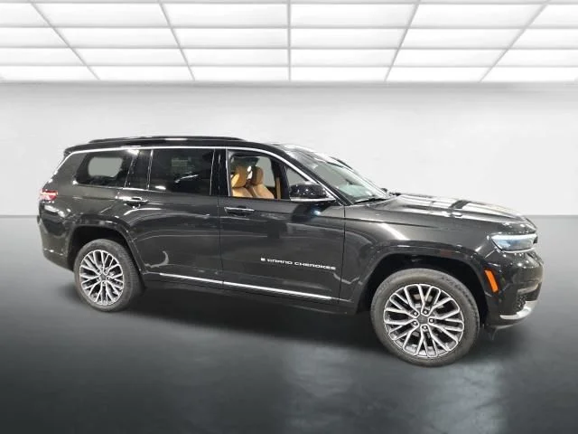 Used 2024 Gray Jeep Summit image 3