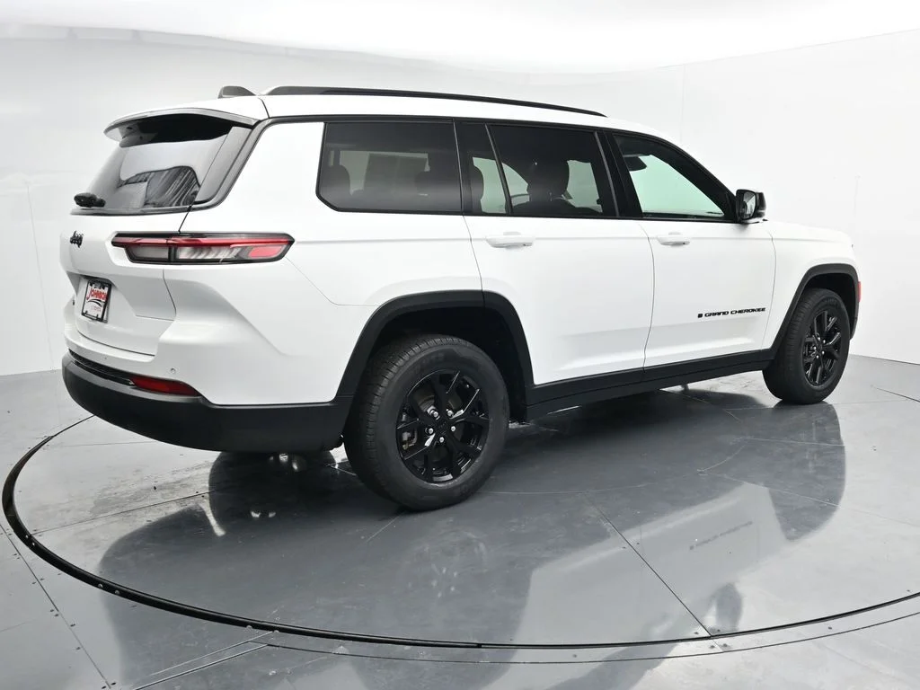Used 2024 White Jeep Altitude image 7