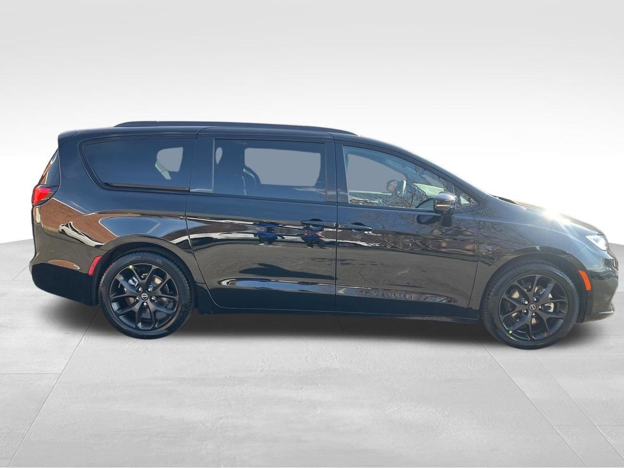 New 2026 Diamond Black Crystal Pearl-Coat Exterior Paint Chrysler Limited image 6