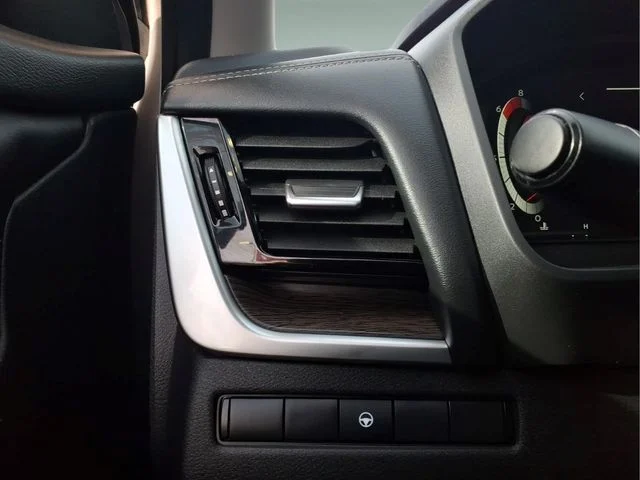 Used 2025 Gold Nissan Platinum image 20