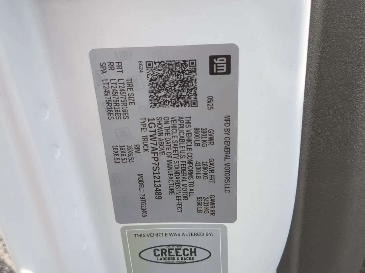 New 2025 Summit White GMC Work Van image 30