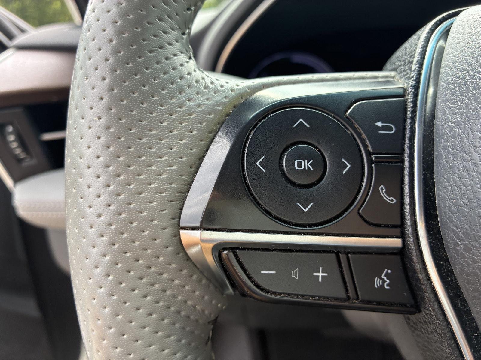 Used 2020 Wind Chill Pearl Toyota Hybrid Limited image 11