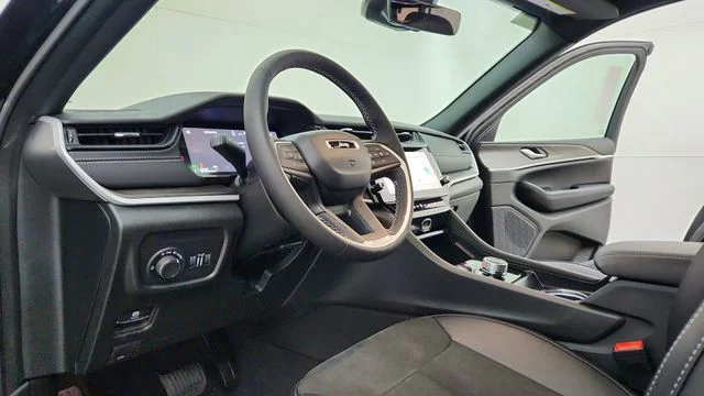 New 2026 Diamond Black Crystal Pearlcoat Jeep Altitude image 15