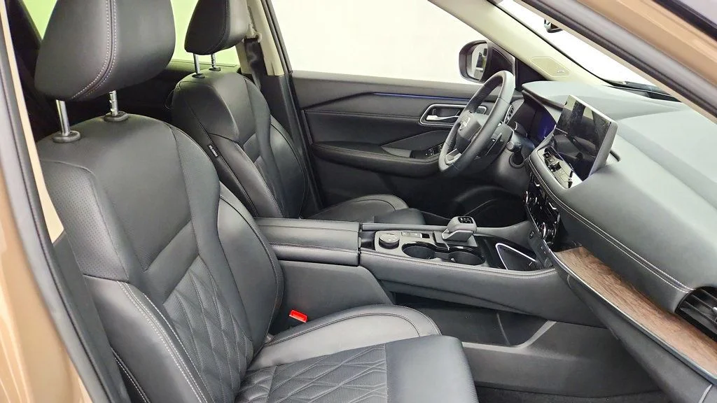 Used 2025 Baja Storm Metallic/Super Black Nissan AWD Platinum w/ ProPILOT Assist 2.1 & Head-Up Display image 25