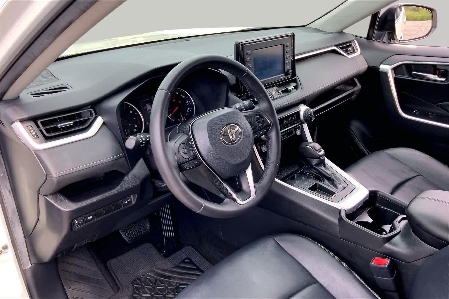 Used 2021 Blizzard Pearl Toyota XLE Premium image 17