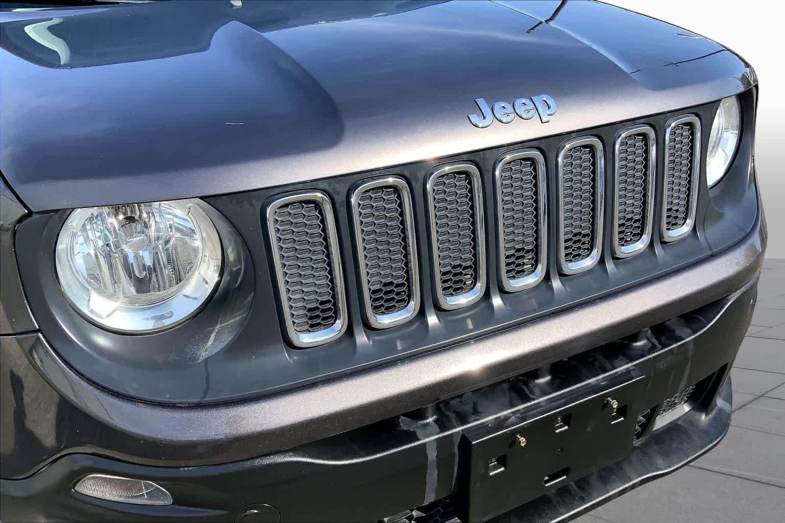 Used 2018 Granite Crystal Clearcoat Metallic Jeep Latitude image 30