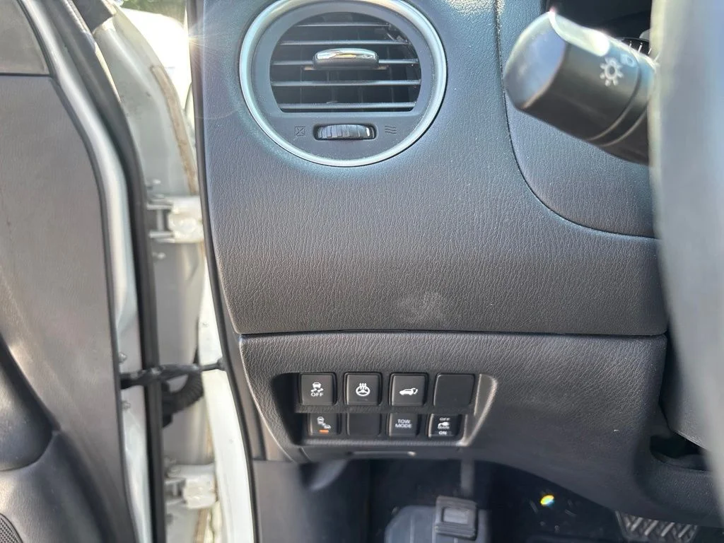Used 2018 White Nissan SL image 14