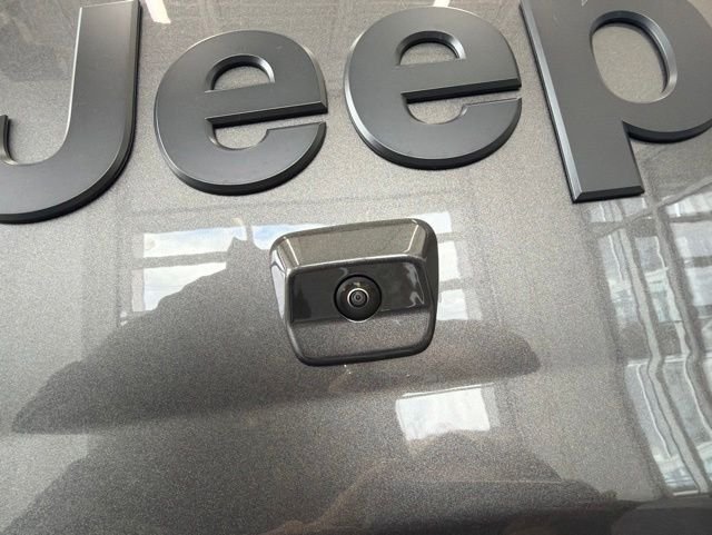 New 2026 Granite Crystal Metallic Clearcoat Jeep Sport S image 7