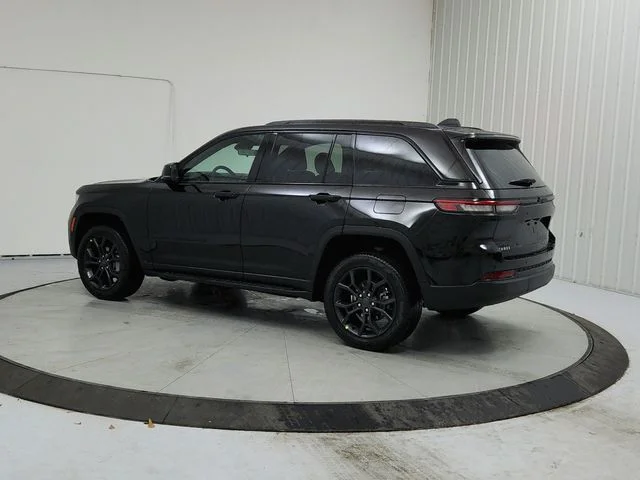 New 2025 Diamond Black Crystal Pearl-Coat Exterior Paint Jeep Limited image 5