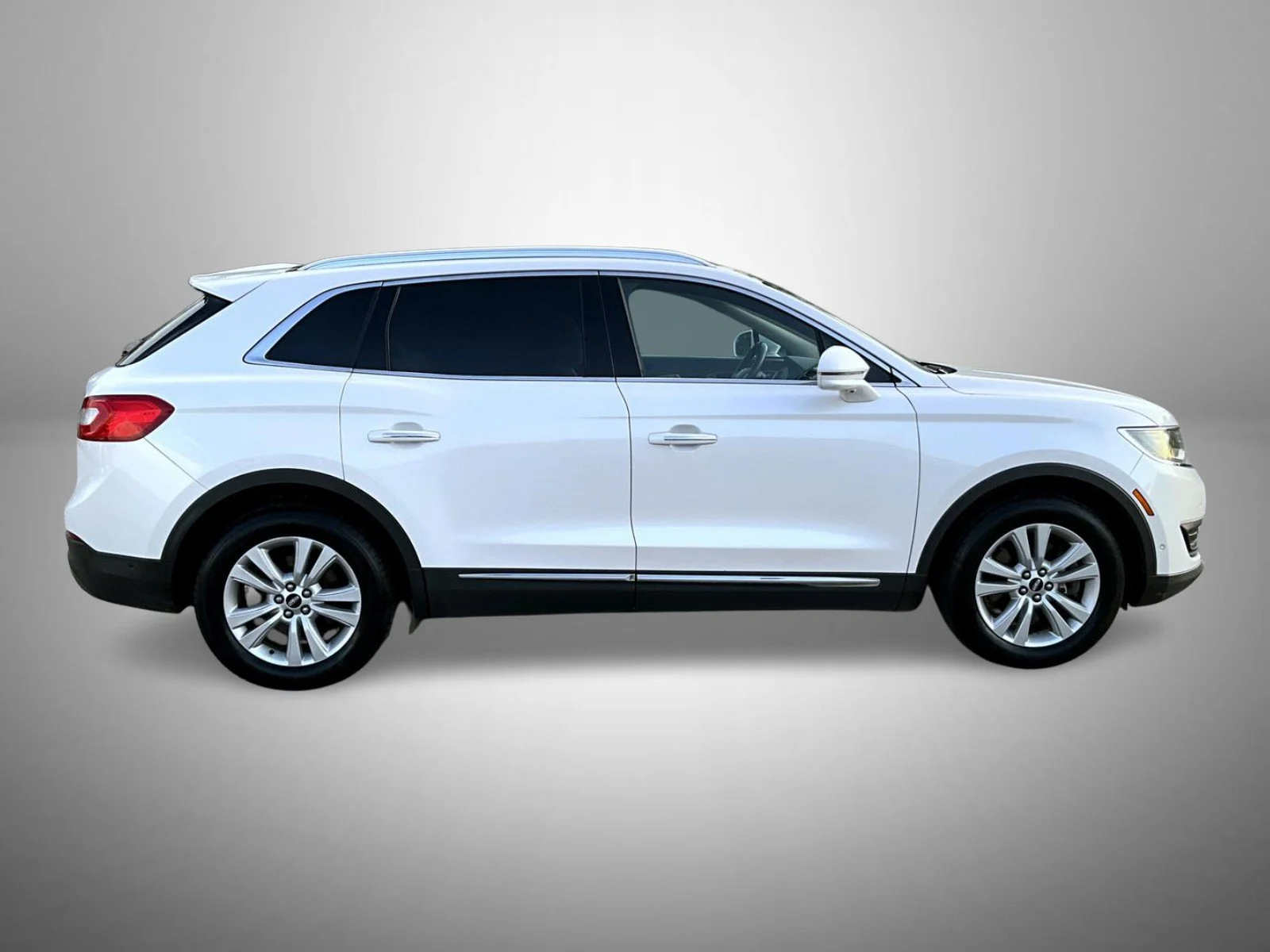 Used 2017 White Lincoln Reserve image 4