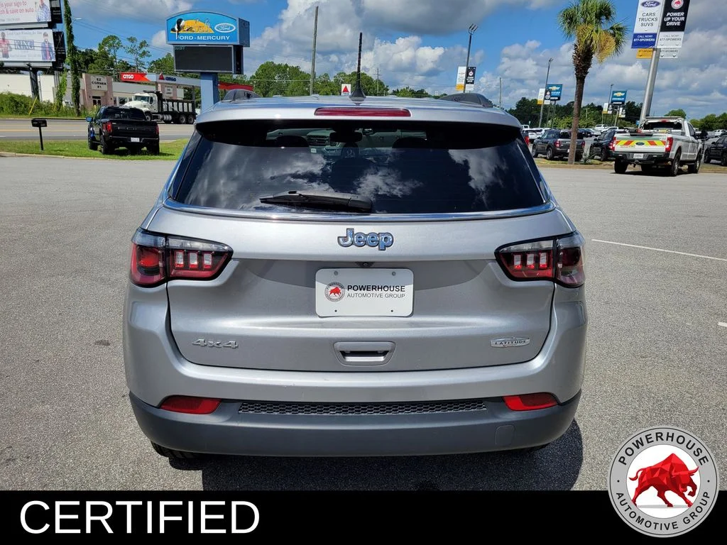 Used 2024  Jeep Latitude image 4