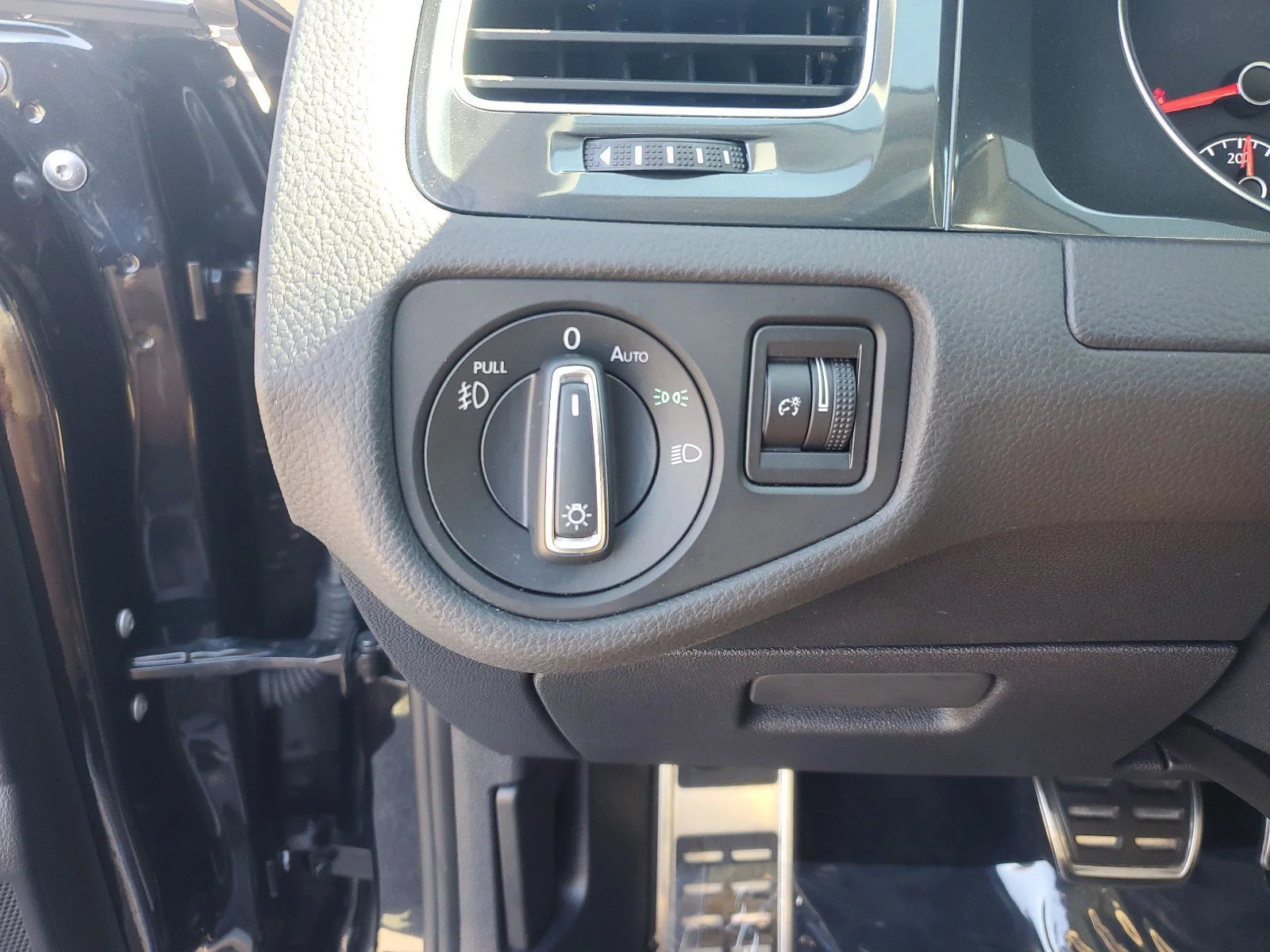 Used 2019  Volkswagen S image 13