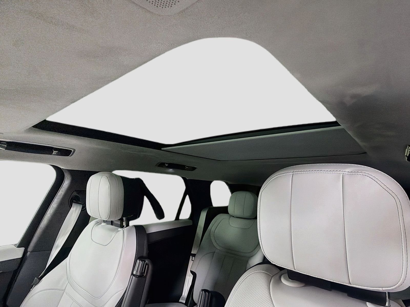 New 2027 Ostuni Pearl White Land Rover Battersea Edition image 9