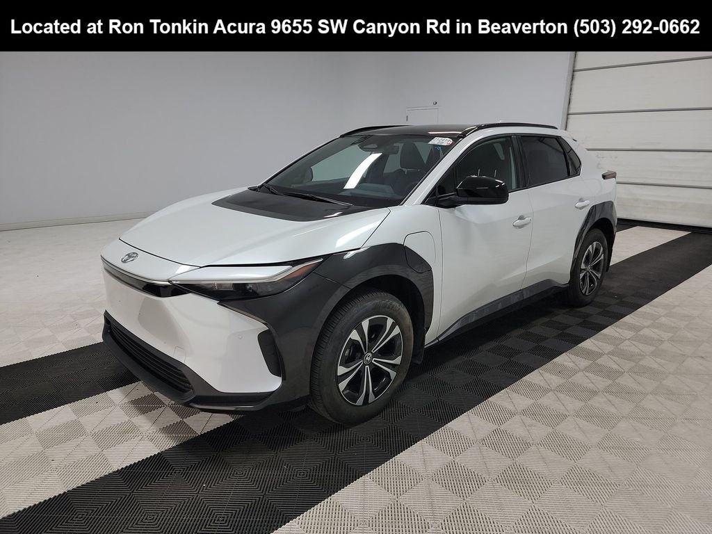 Used 2024 Wind Chill Pearl Toyota XLE image 3