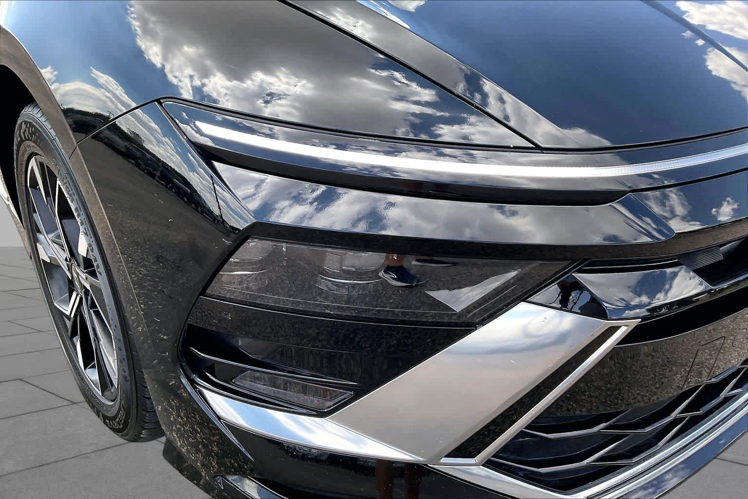 Used 2025 Black Hyundai SEL image 26