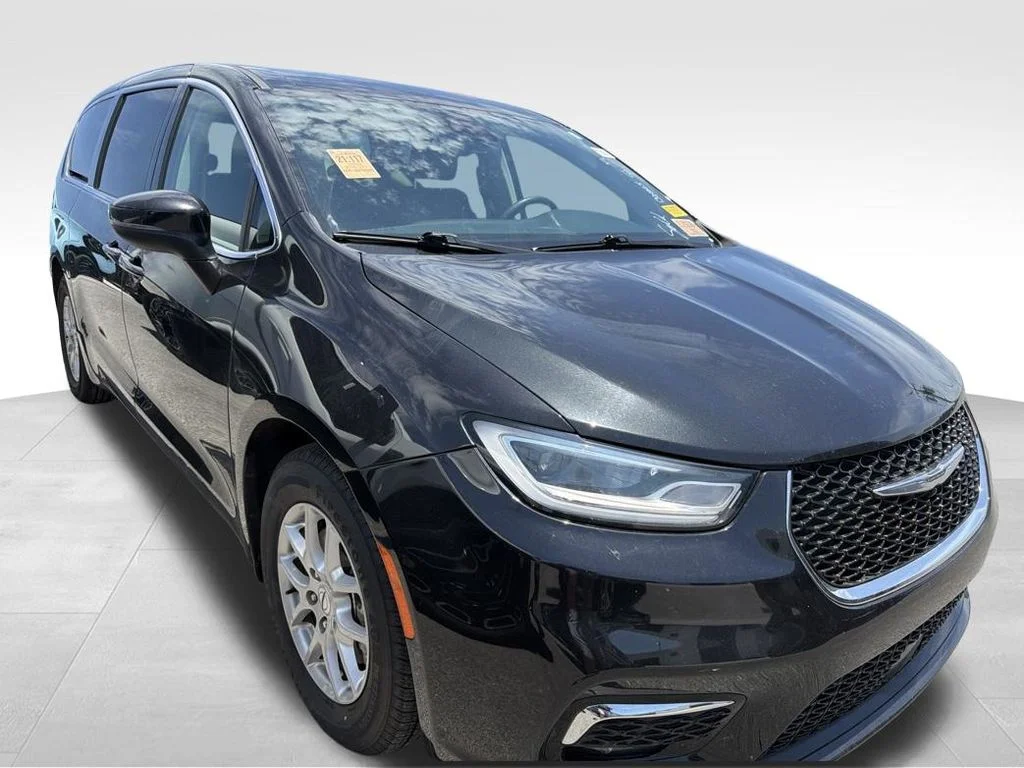 Used 2023 Black Chrysler Touring L image 26