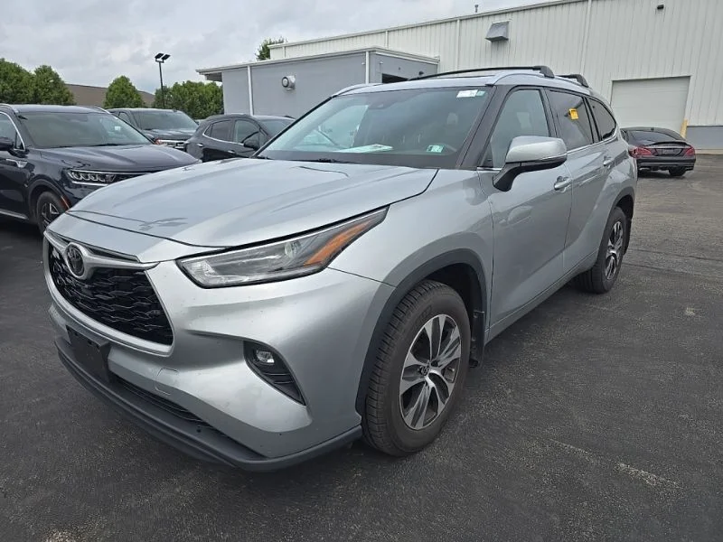 Used 2021 Silver Toyota XLE image 3
