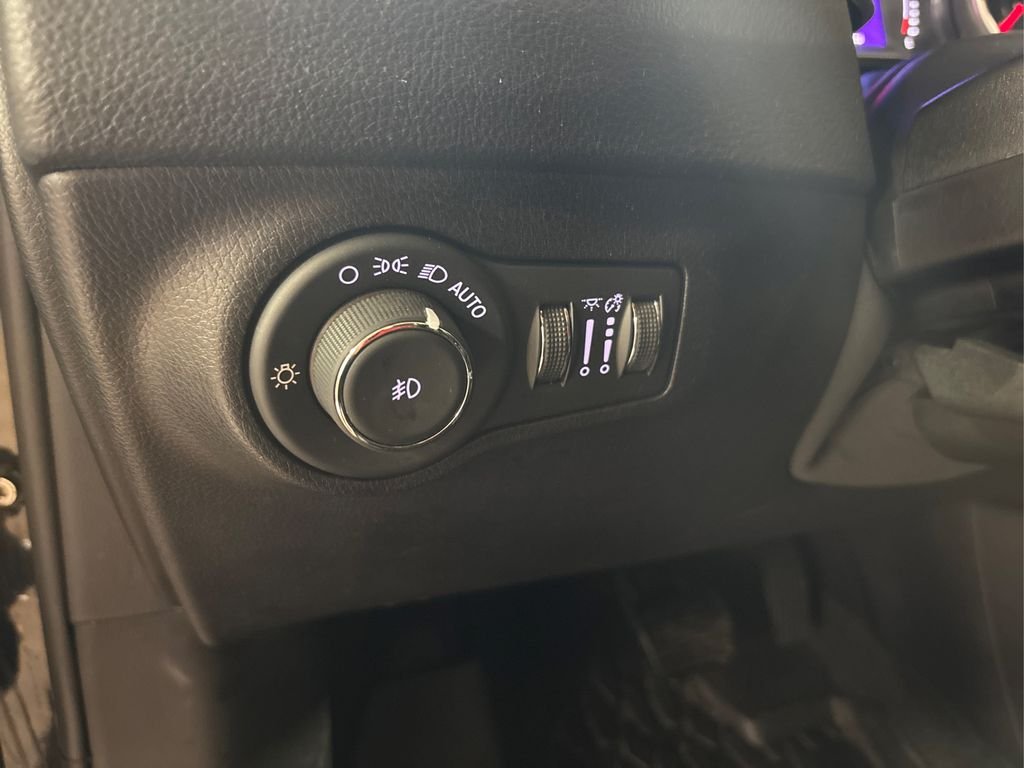 Used 2020 Black Jeep Latitude image 35