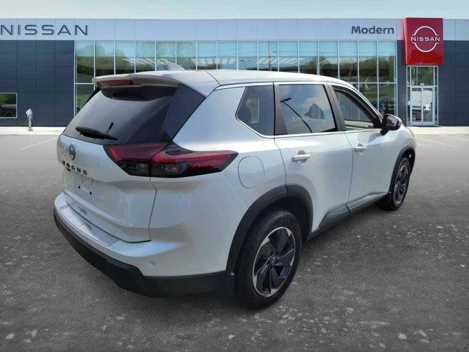 Used 2025 Everest White Pearl Nissan SV image 5