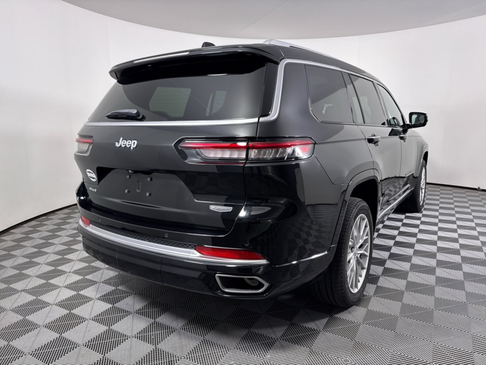 Used 2023 Diamond Black Jeep Summit image 20