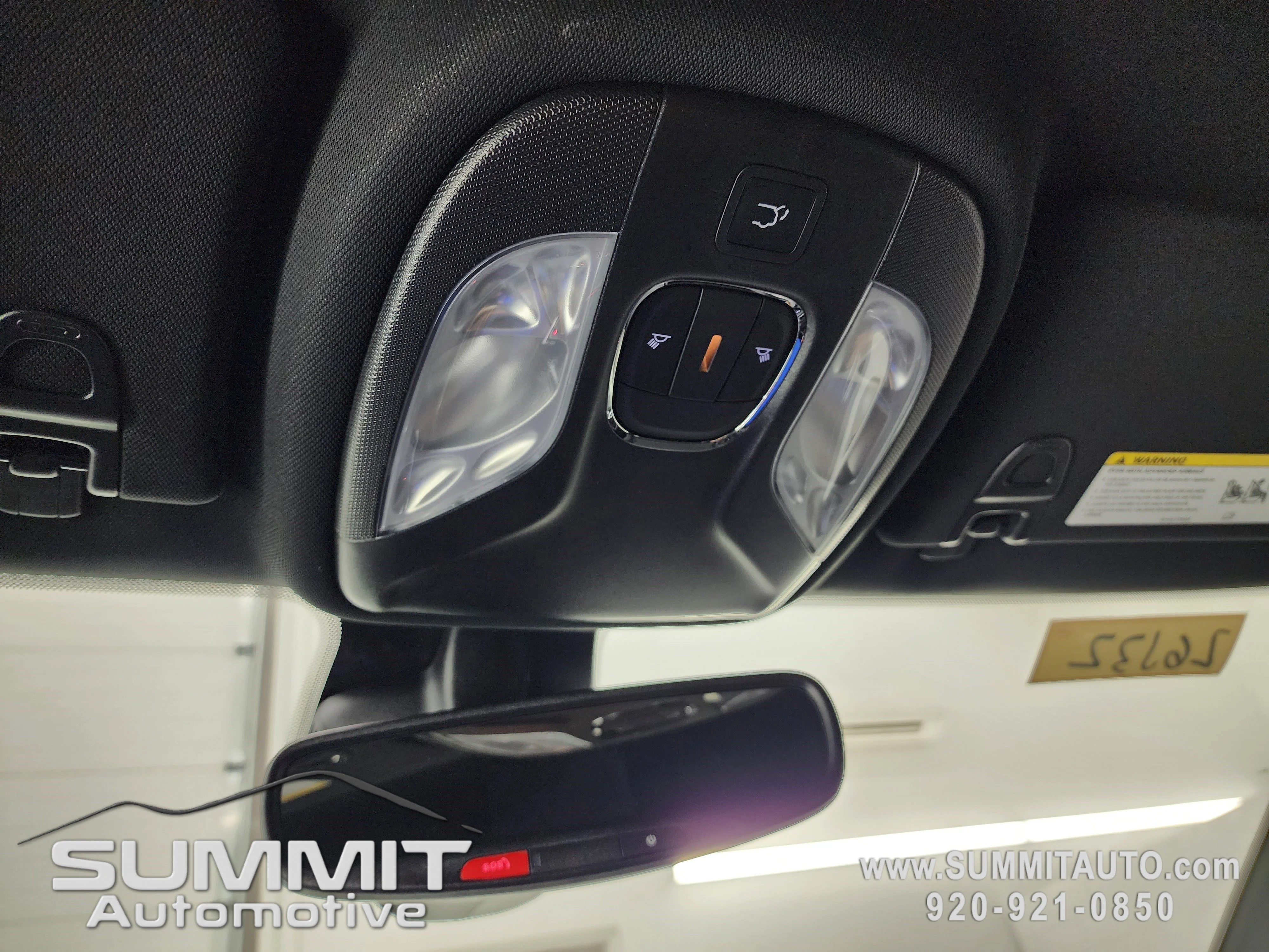 New 2026 Diamond Black Crystal Pearl-Coat Exterior Paint Jeep Latitude image 12
