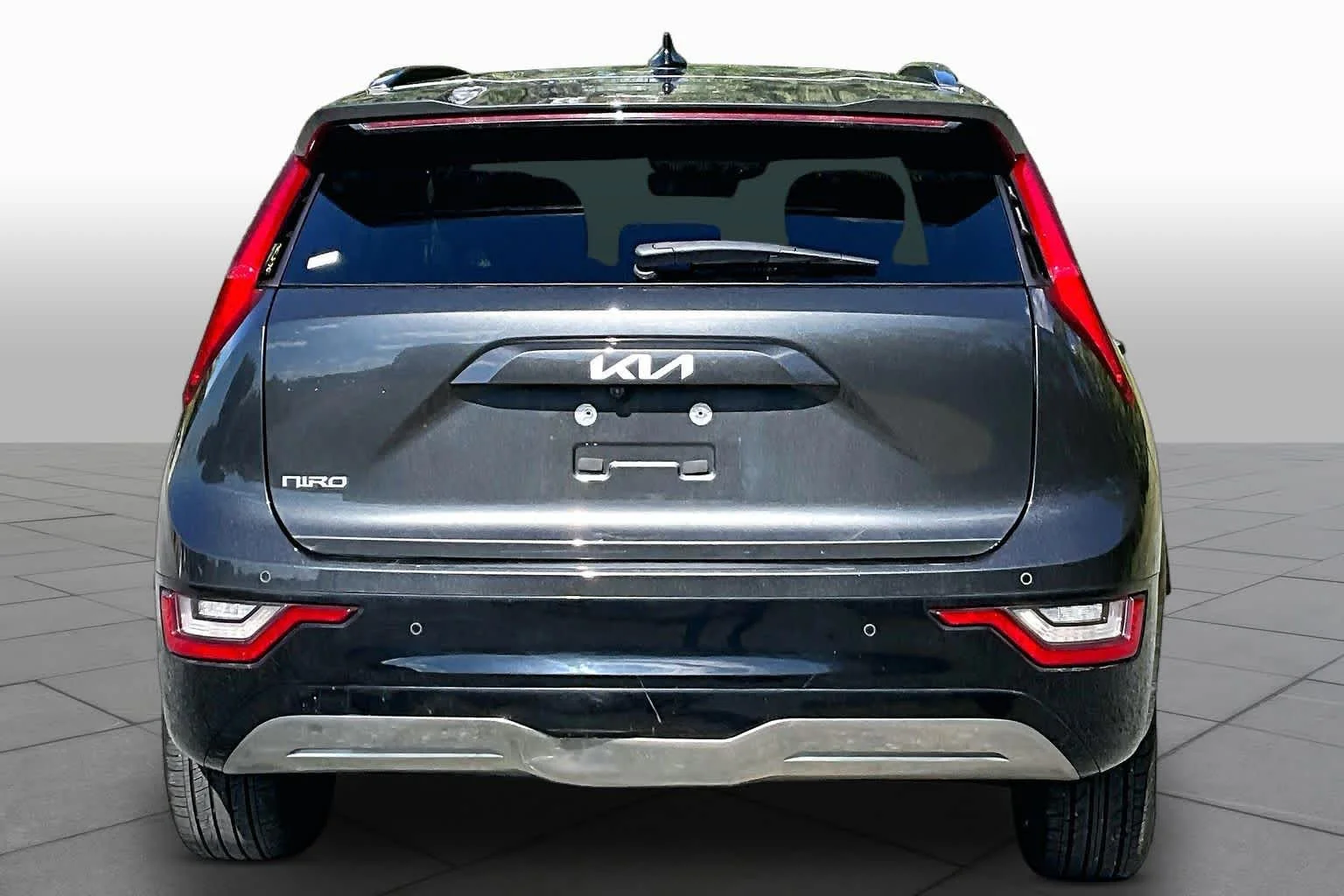 Used 2024 Graphite Gray Kia Wave image 4