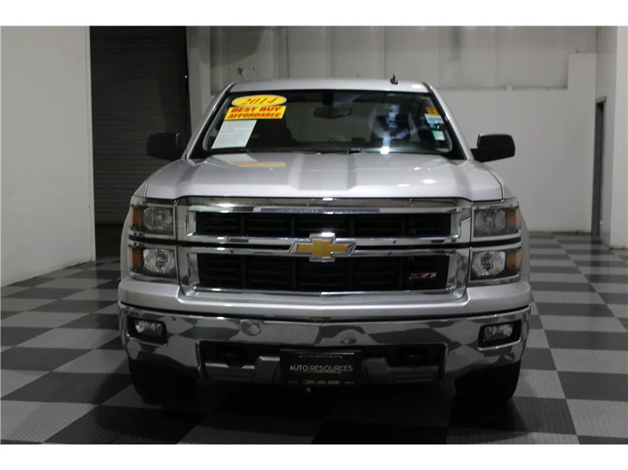 Used 2014 Silver Ice Metallic Chevrolet LT image 2
