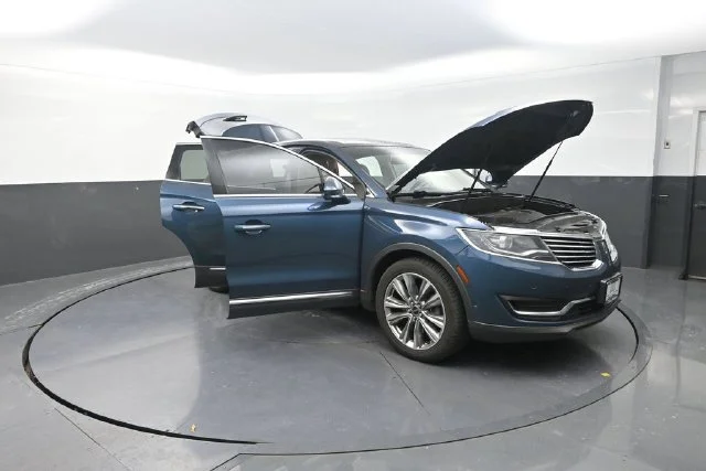Used 2016 Blue Lincoln Reserve image 31